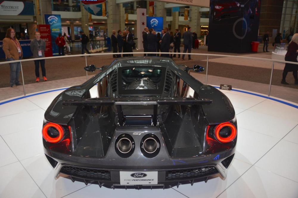Điểm mới đ&aacute;ng ch&uacute; &yacute; kh&aacute;c tr&ecirc;n Ford GT 2020 ch&iacute;nh l&agrave; việc ống xả titan Akrapovic nay đ&atilde; l&agrave; trang bị ti&ecirc;u chuẩn.