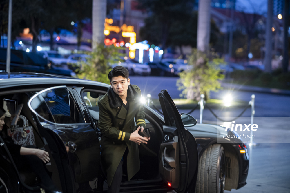 Đỗ Quang Vinh - con trai của bầu Hiển di chuyển trên một chiếc Porsche Panamera Turbo S.