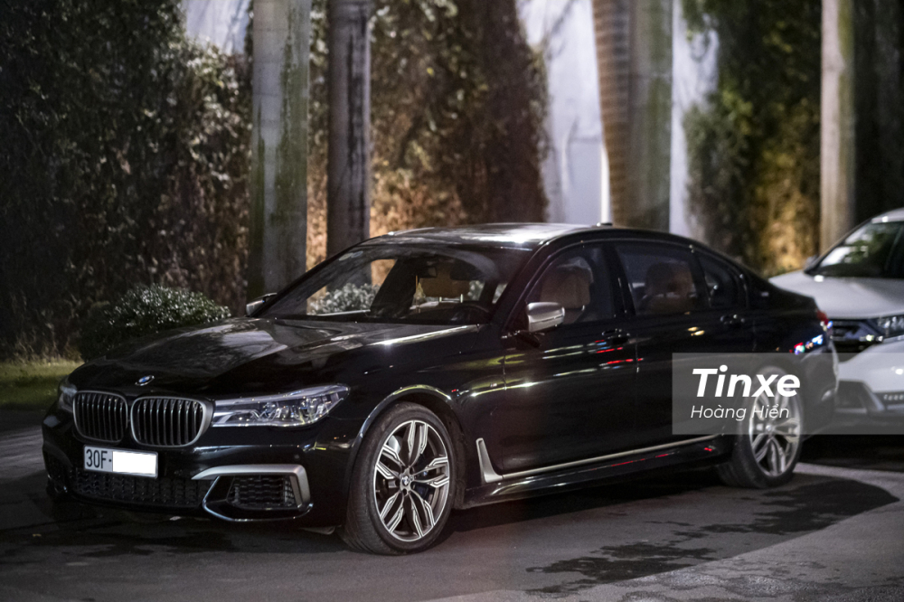 Chiếc BMW M760Li xDrive có giá gần 13 tỉ đồng của bầu Hiển.