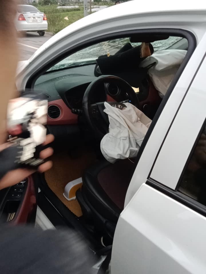 T&uacute;i kh&iacute; b&ecirc;n trong chiếc Hyundai Grand i10 bung ra