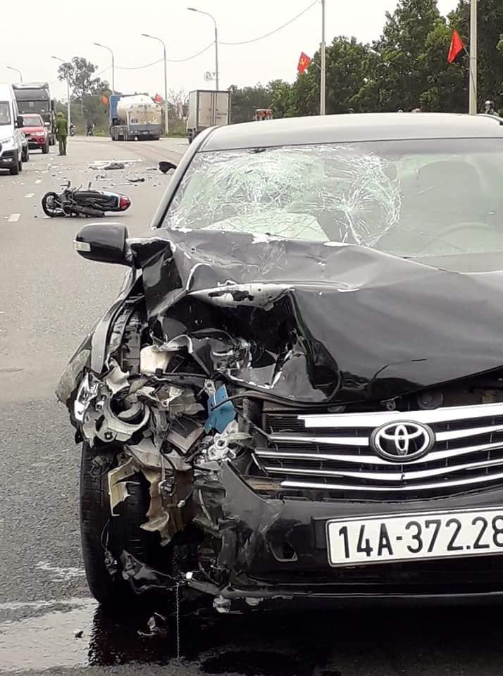 Chiếc Toyota Camry bị vỡ nửa đầu xe