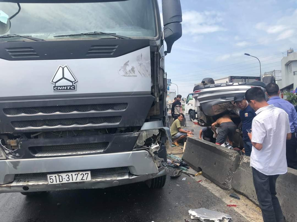 Chiếc Honda CR-V lao sang l&agrave;n đường ngược chiều v&agrave; lật ngược