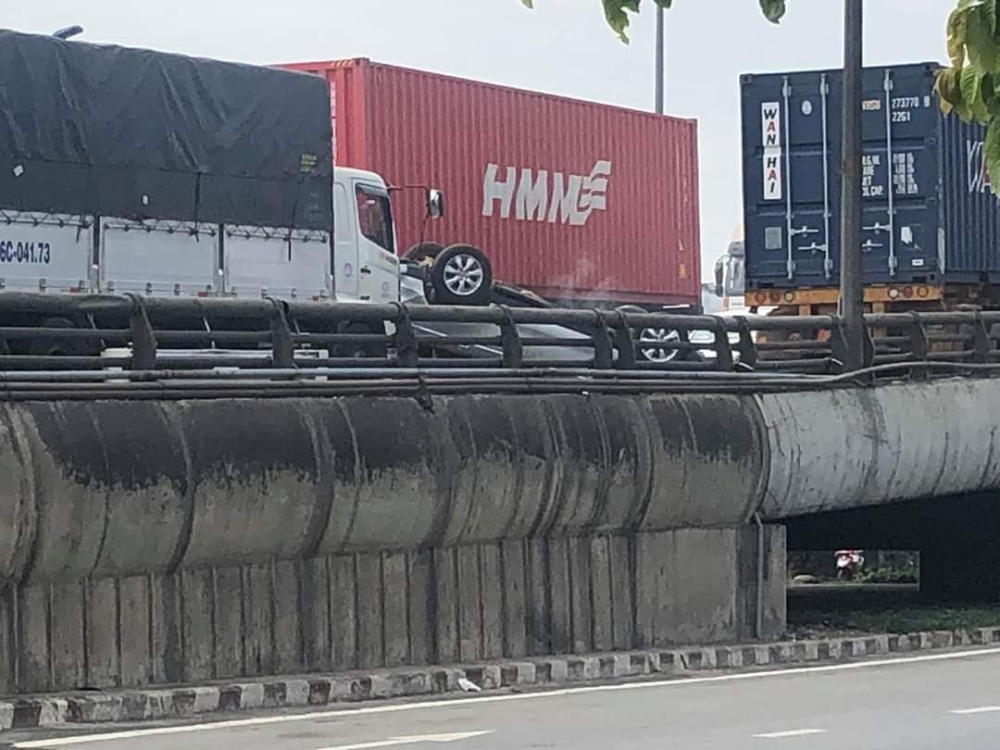 Hiện trường vụ tai nạn tr&ecirc;n cầu vượt T&acirc;n Thới Hiệp