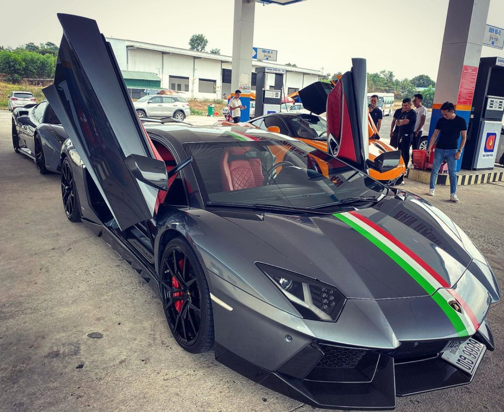 Lamborghini Aventador biển tứ quý 9 của Lào và phía xa là Cường Đô-la cùng McLaren 720S màu cam