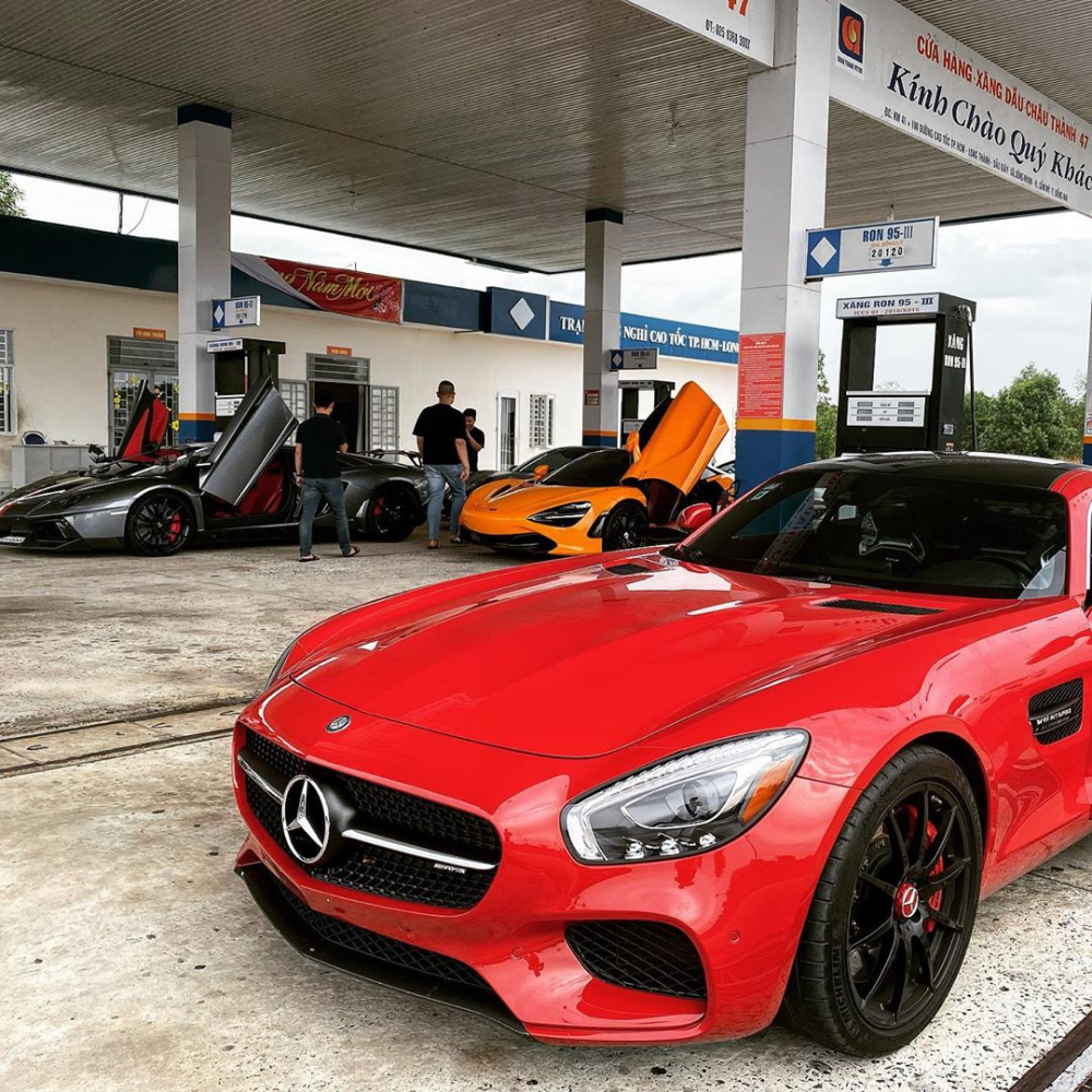 Siêu xe Mercedes-AMG GT S màu đỏ