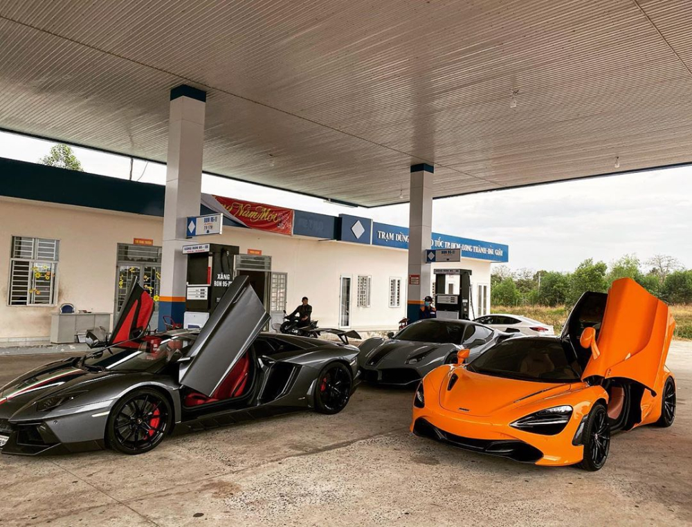 Dàn siêu xe của đoàn Car Passion tại một trạm xăng