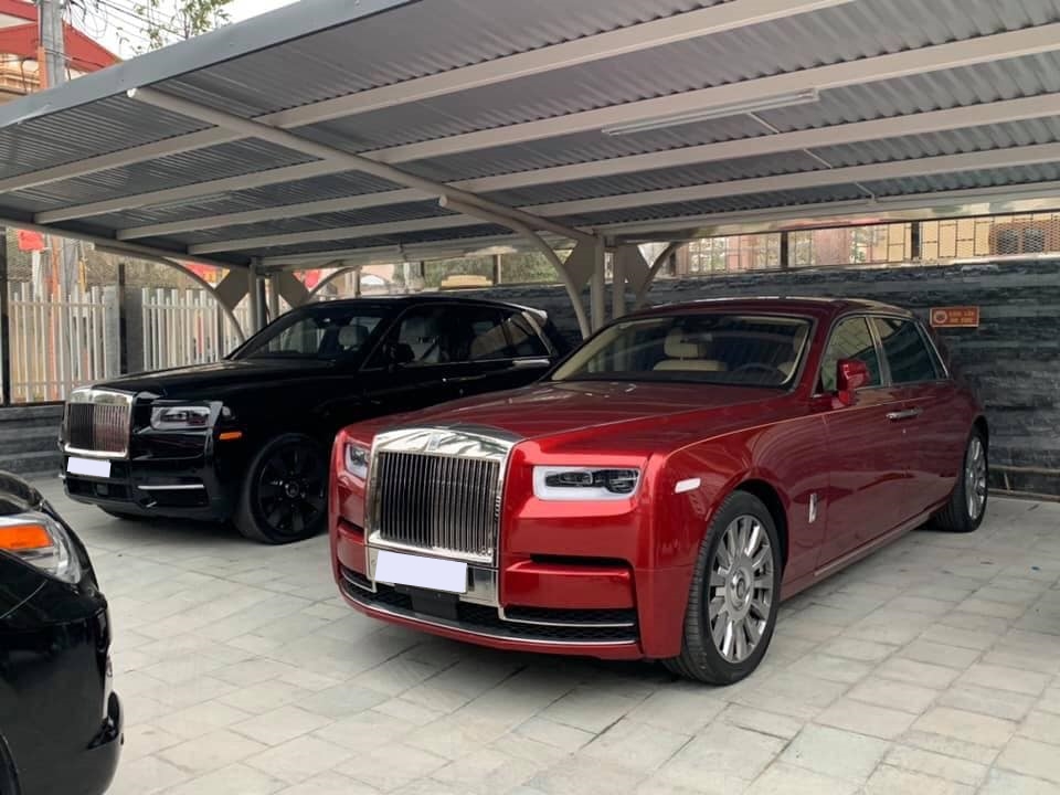 Rolls-Royce Cullinan và Rolls-Royce Phantom thế hệ thứ VIII màu đỏ này sẽ có giá trên 100 tỷ đồng nếu đăng ký biển trắng Rolls-Royce Cullinan và Rolls-Royce Phantom thế hệ thứ VIII màu đỏ này sẽ có giá trên 100 tỷ đồng nếu đăng ký biển trắng