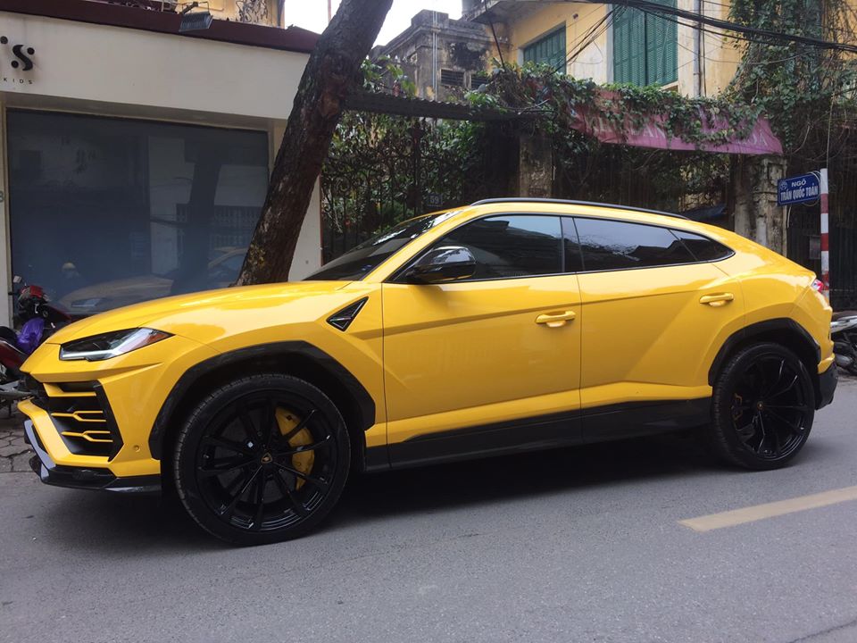 Chiếc siêu SUV Lamborghini Urus của doanh nhân Đỗ Quang Vinh trên đường phố Hà Nội