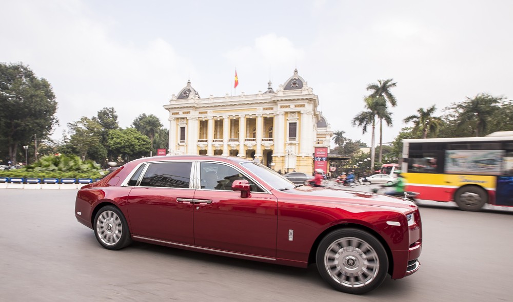 Xe sở hữu ngoại thất màu sơn đỏ nổi bật Xe sở hữu ngoại thất màu sơn đỏ nổi bật