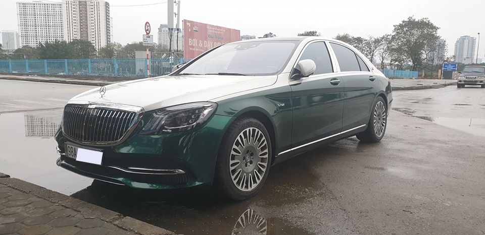 Mercedes-Benz S-Class độ full bài Maybach nhìn từ phía đầu xe khá đẹp mắt