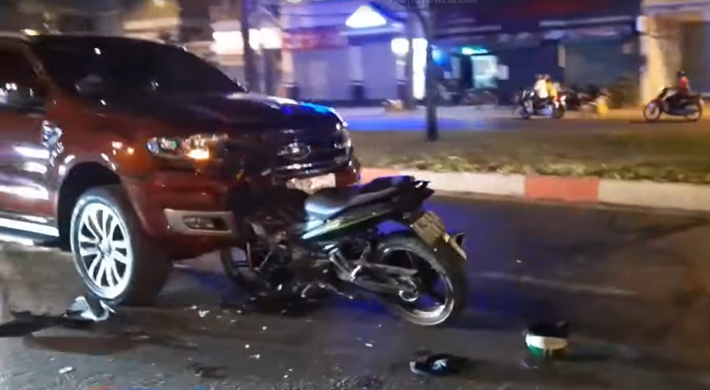 Chiếc xe m&aacute;y găm chặt v&agrave;o đầu &ocirc; t&ocirc;