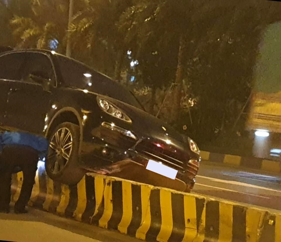 Phần gầm của chiếc Porsche Cayenne n&agrave;y đ&atilde; c&oacute; thiệt hại