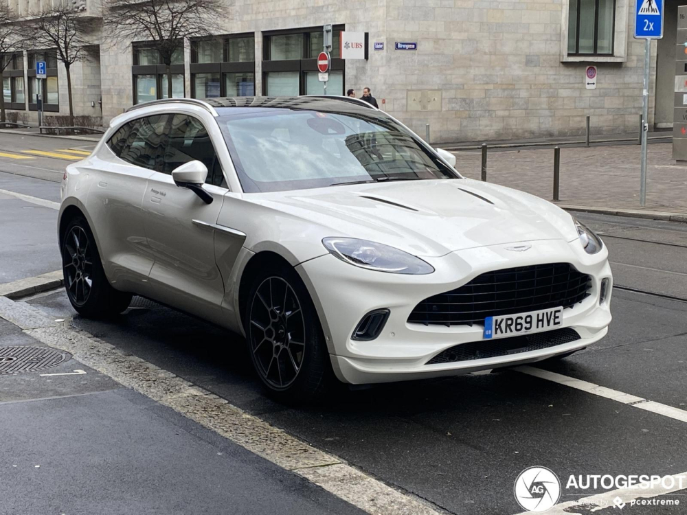 Vẻ đẹp của Aston Martin DBX 2020 tr&ecirc;n đường phố Thụy Sĩ