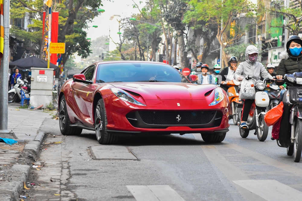 Siêu xe Ferrari 812 Superfast lưu thông cùng hàng loạt xe máy bao quanh