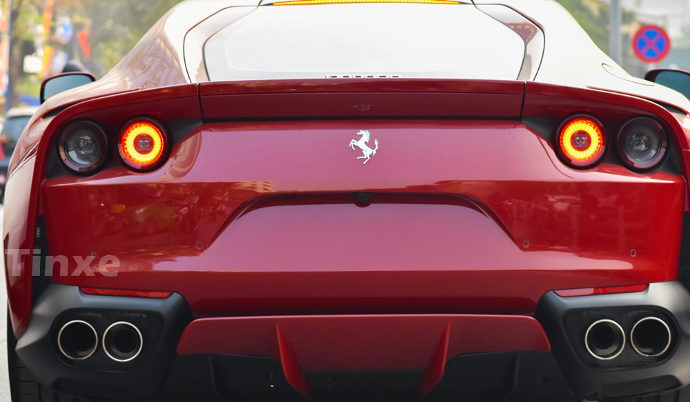 Trọn bộ vẻ đẹp của siêu xe Ferrari 812 Superfast nhìn từ đuôi xe