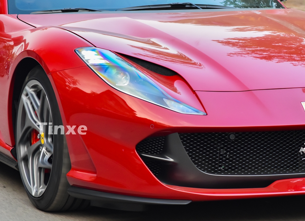 Cận cảnh đèn pha sắc sảo trên siêu xe Ferrari 812 Superfast. Ngoài ra xe có bộ lưới tản nhiệt thể thao với các khe gió nhỏ tích hợp thêm.