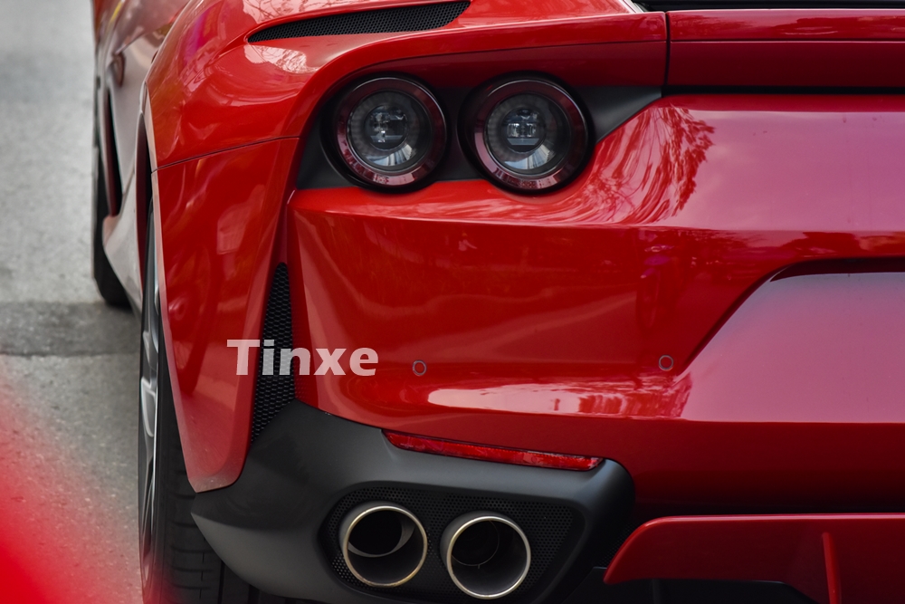 Ferrari 812 Superfast sở hữu cụm đèn hậu đôi với các chi tiết dàn áo khác được cắt xẻ rất cá tính.