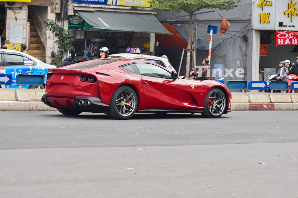 Sự có mặt của hai chiếc siêu xe Ferrari 812 Superfast tại Việt Nam sẽ giúp cho bộ sưu tập ngựa chồm của các đại gia Việt phong phú hơn các mẫu xe. Có mặt tại Việt Nam, 812 Superfast chính là chiếc Ferrari nhanh nhất hiện nay mà nhà giàu Việt sở hữu.