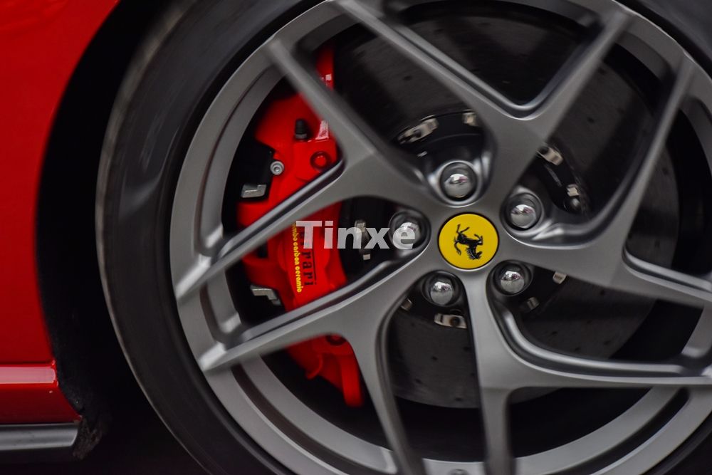 Bộ mâm của những chiếc siêu xe Ferrari 812 Superfast thiết kế khá kỳ công. Xe sở hữu màu sơn đỏ đi kèm la-zăng màu tối và kẹp phanh màu đỏ.