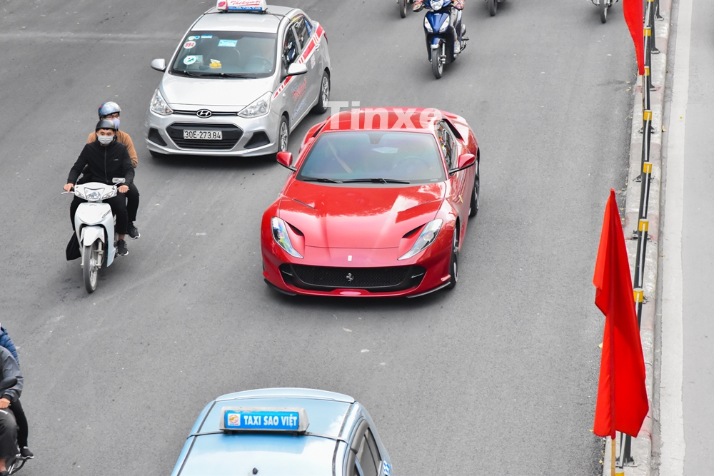 Ferrari là một hãng siêu xe mà bất cứ người đàn ông mê tốc độ nào cũng muốn sở hữu một chiếc. Tại Việt Nam, để sở hữu một chiếc siêu xe mang thương hiệu Ferrari các chủ nhân phải bỏ ra số tiền gấp 3 đến 5 lần giới nhà giàu Mỹ sở hữu. Nhưng có thể việc trải nghiệm lại không sướng bằng.