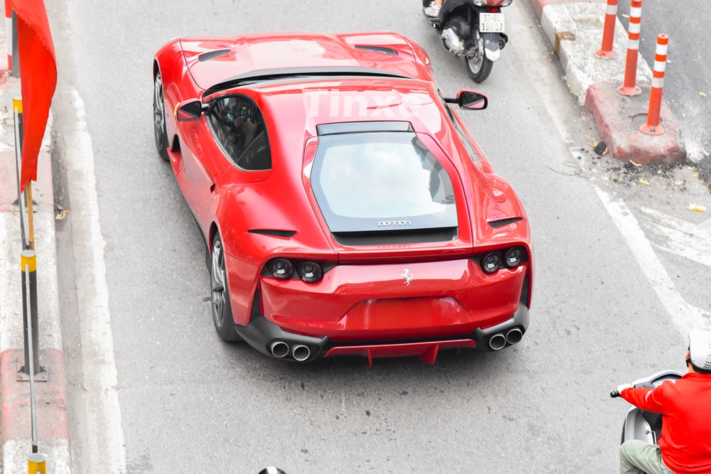 Có rất ít cơ hội để chiếc siêu xe Ferrari 812 Superfast màu đỏ được tắm nắng tại Thủ Đô.