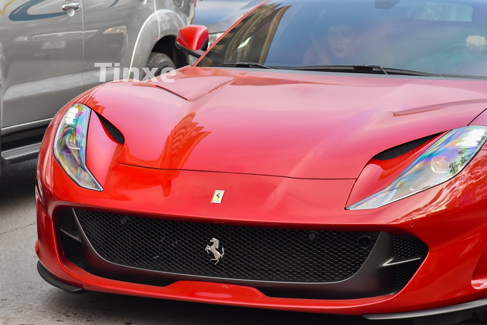 Hiện chưa rõ mức giá bán cho chiếc siêu xe Ferrari 812 Superfast thứ hai về Việt Nam, chỉ biết rằng, tại thị trường nước ngoài, siêu ngựa này có giá khởi điểm 335.275 đô la, tương đương 7,76 tỷ đồng. Mức giá này chưa bao gồm các tuỳ chọn. Nếu lăn bánh tại dải đất hình chữ S với biển trắng, siêu xe Ferrari 812 Superfast có giá không dưới 43 tỷ đồng.