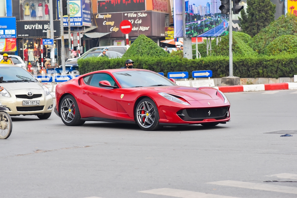 Những vì sao doanh nhân này vẫn muốn mua siêu xe Ferrari 812 Superfast và mang về Việt Nam?, đó chỉ có thể là niềm đam mê, cái cảm giác cầm lái chú ngựa 789 mã lực ngay trên đường phố dải đất hình chữ S rất lạ.