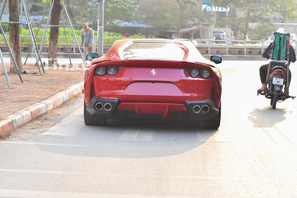 Siêu xe Ferrari 812 Superfast được xem như bản nâng cấp của ngựa chiến F12 Berlinetta có không dưới 5 chiếc xuất hiện tại Việt Nam. Hãng siêu xe Ý đã thực hiện hàng loạt nâng cấp và cải tiến khối động cơ cho Ferrari 812 Superfast như hệ thống phun nhiên liệu trực tiếp kết hợp cùng các ứng dụng của công nghệ của xe đua F1 nhằm mang đến sức mạnh đáng kinh ngạc cho siêu ngựa này.