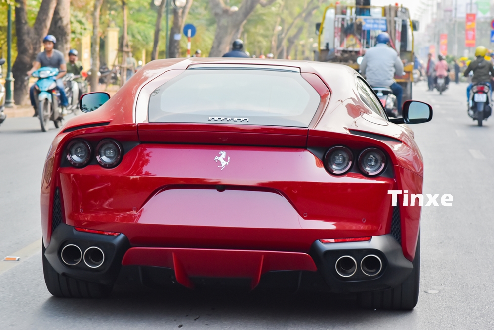 Không có quá nhiều đất diễn để cho chủ nhân của chiếc siêu xe Ferrari 812 Superfast có thể trải nghiệm tốc độ cũng như cảm giác dính ghế trên các đường phố Hà Nội ngày nào cũng đông đúc xe cộ.