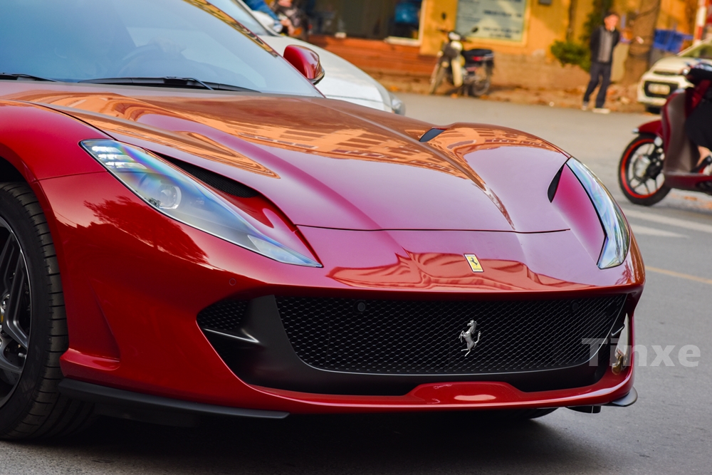 Cụ thể, siêu xe Ferrari 812 Superfast được trang bị động cơ hút khí tự nhiên V12, dung tích 6.5 lít, sản sinh công suất tối đa 789 mã lực tại vòng tua máy 8.500 vòng/phút và mô-men xoắn cực đại 718 Nm tại vòng tua máy 7.000 vòng/phút.