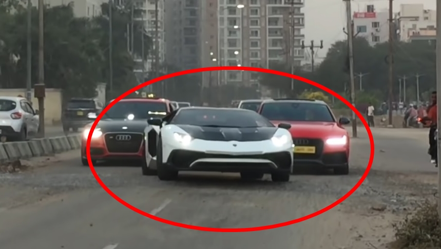 Siêu xe Lamborghini Aventador SV màu trắng vượt qua đoạn đường cực xấu Siêu xe Lamborghini Aventador SV màu trắng vượt qua đoạn đường cực xấu