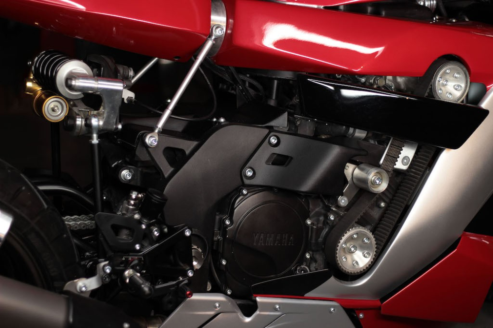 Động cơ của xe lấy từ sport bike Yamaha FZR 1000