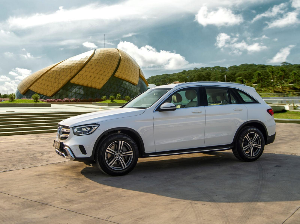 Mercedes-Benz GLC 200 2020 được trang bị m&acirc;m hợp 18 inch thiết kế 5 chấu 