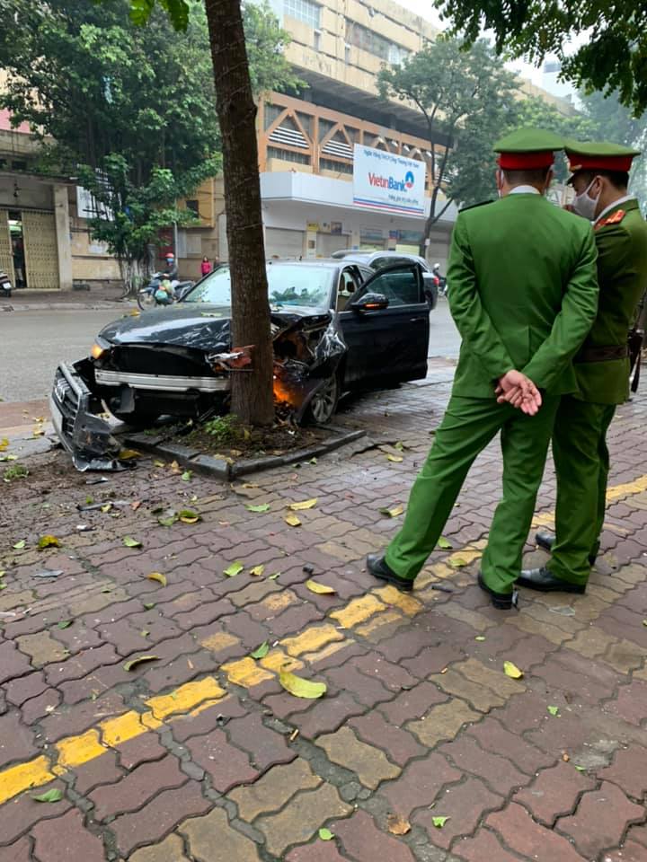 Chiếc xe hư hỏng nặng sau cú đâm mạnh Chiếc xe hư hỏng nặng sau cú đâm mạnh