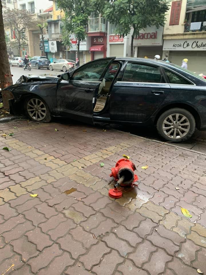 Chiếc xe Audi mang BKS Hà Nội đâm gãy trụ nước cứu hỏa Chiếc xe Audi mang BKS Hà Nội đâm gãy trụ nước cứu hỏa
