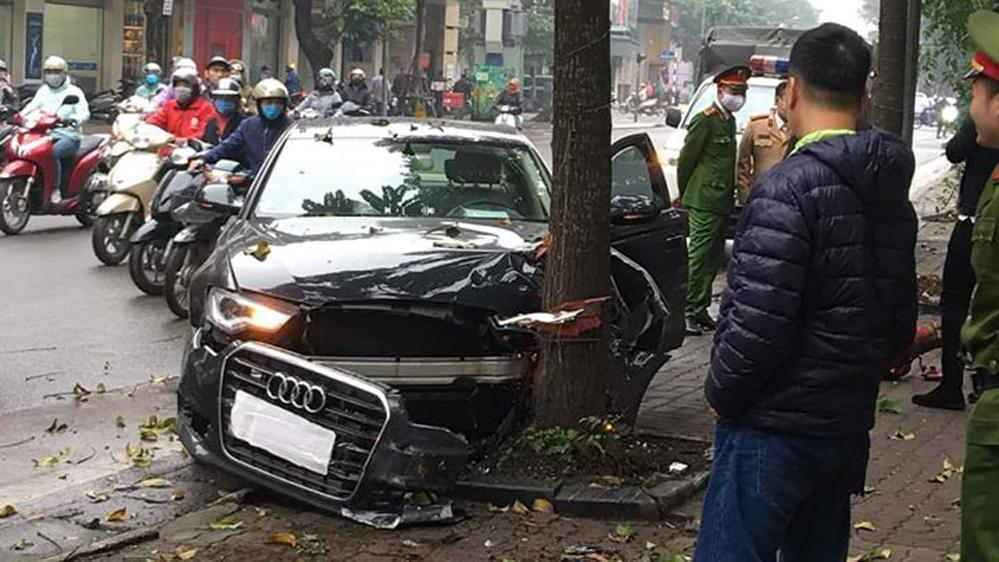 Hiện trường vụ tai nạn xe Audi trên phố Huế sáng ngày 12/2 Hiện trường vụ tai nạn xe Audi trên phố Huế sáng ngày 12/2