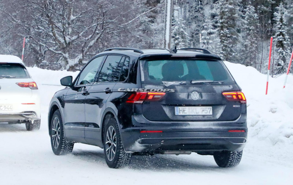Volkswagen Tiguan 2021 chạy trên đường thử
