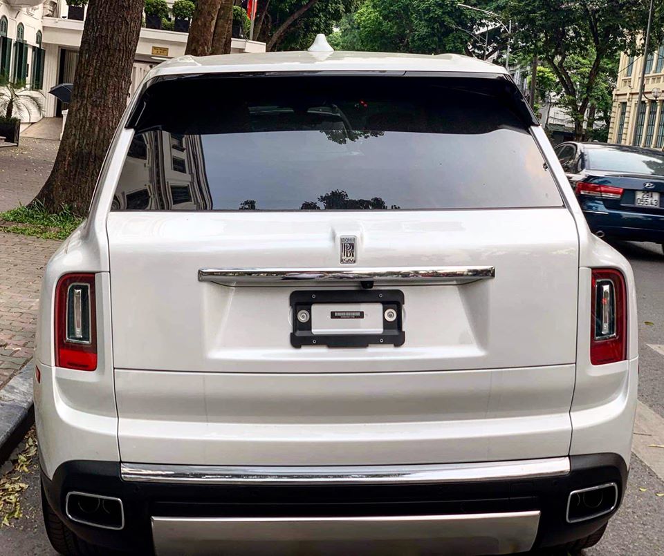 Chiếc Rolls-Royce Cullinan n&agrave;y từng được ch&agrave;o b&aacute;n lại hơn 17 tỷ đồng
