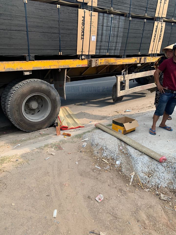 Vụ tai nạn khiến người b&aacute;n v&eacute; số tử vong dưới b&aacute;nh xe container