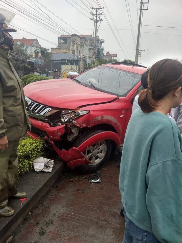 Chiếc Mitsubishi Triton nằm gác đầu lên dải phân cách Chiếc Mitsubishi Triton nằm gác đầu lên dải phân cách