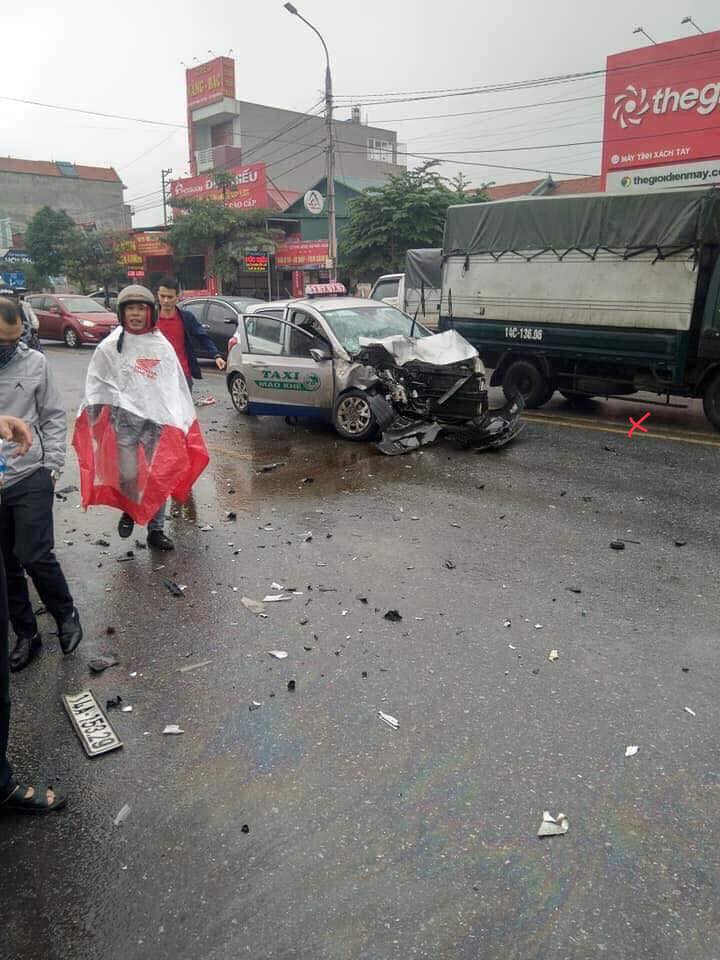 Chiếc taxi bị vỡ nát đầu xe Chiếc taxi bị vỡ nát đầu xe