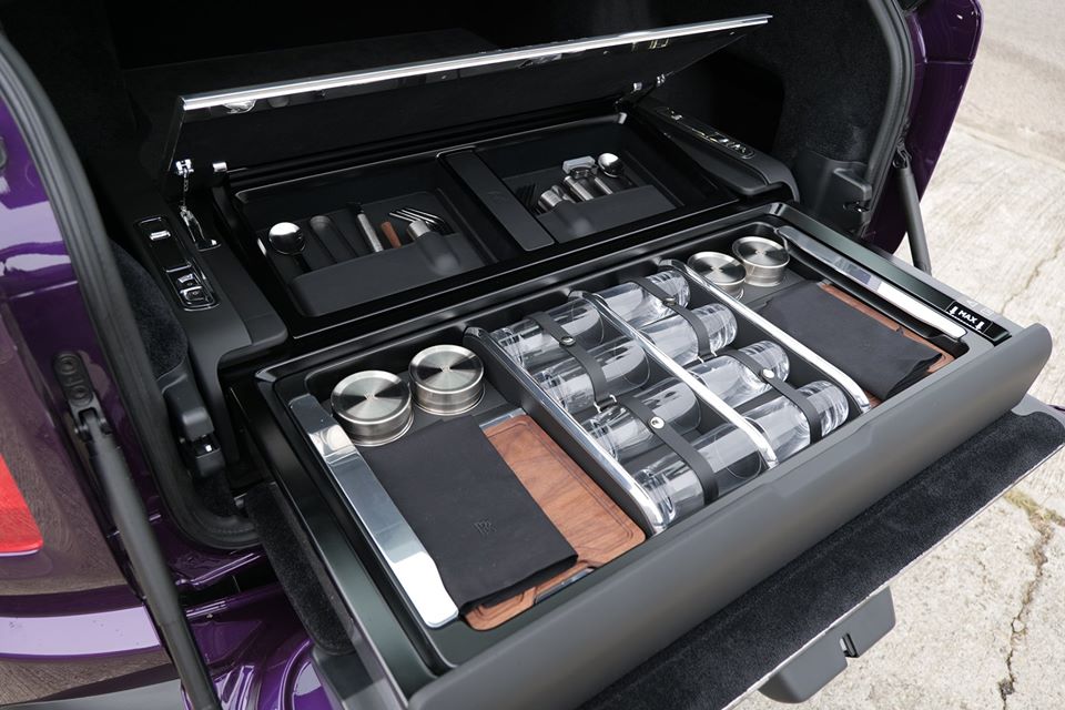 Chiếc SUV siêu sang Royce Cullinan phiên bản Black Badge ở Hồng Kông còn có thêm tuỳ chọn bàn ăn rất ấn tượng. Điều này cho thấy hãng xe Anh quốc có thể mang bất cứ thứ gì chủ xe thích lên nội thất của Cullinan Chiếc SUV siêu sang Royce Cullinan phiên bản Black Badge ở Hồng Kông còn có thêm tuỳ chọn bàn ăn rất ấn tượng. Điều này cho thấy hãng xe Anh quốc có thể mang bất cứ thứ gì chủ xe thích lên nội thất của Cullinan