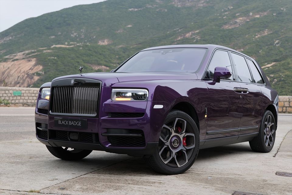 Chiếc SUV siêu sang Rolls-Royce Cullinan phiên bản Black Badge của một đại gia ở Hồng Kông đặt mua có ngoại thất sơn màu tím rất nữ tính. Không rõ đây có phải là món quà mà người chồng hay đại gia nào đó mua tặng cho nửa kia của mình hay là đồ chơi mới của một chị em nào đó tự mua. Chiếc SUV siêu sang Rolls-Royce Cullinan phiên bản Black Badge của một đại gia ở Hồng Kông đặt mua có ngoại thất sơn màu tím rất nữ tính. Không rõ đây có phải là món quà mà người chồng hay đại gia nào đó mua tặng cho nửa kia của mình hay là đồ chơi mới của một chị em nào đó tự mua.