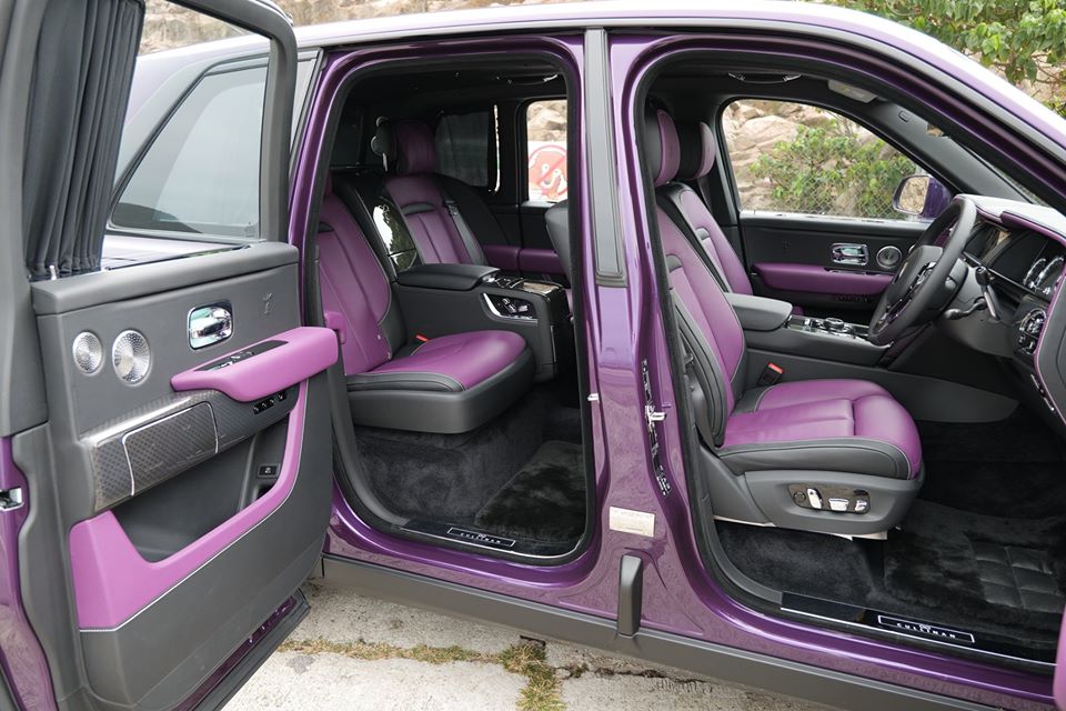 Màu tím tiếp tục được lựa chọn cho bên trong khoang lái của chiếc SUV siêu sang Royce Cullinan phiên bản Black Badge ở Hồng Kông Màu tím tiếp tục được lựa chọn cho bên trong khoang lái của chiếc SUV siêu sang Royce Cullinan phiên bản Black Badge ở Hồng Kông