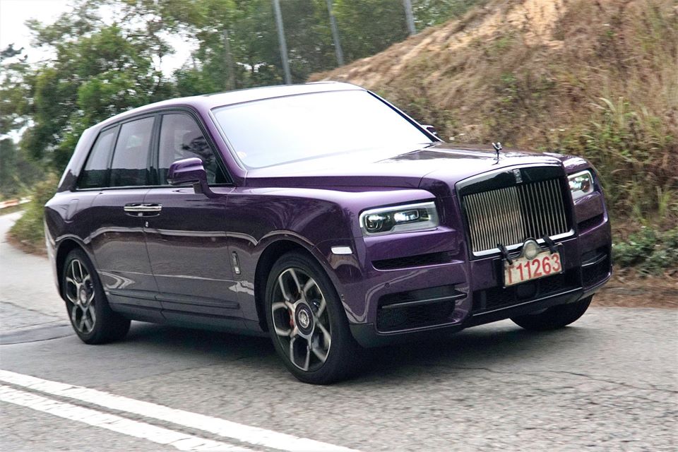 SUV siêu sang Rolls-Royce Cullinan không phải là cái tên quá xa lạ với giới nhà giàu tại Hồng Kông, gần đây một đại gia ở Hương Cảng còn chọn mua Rolls-Royce Cullinan thuộc phiên bản Black Badge với những tuỳ chọn rất đặc biệt cả bên ngoài và nội thất theo chương trình cá nhân hoá của hãng xe siêu sang Anh quốc. SUV siêu sang Rolls-Royce Cullinan không phải là cái tên quá xa lạ với giới nhà giàu tại Hồng Kông, gần đây một đại gia ở Hương Cảng còn chọn mua Rolls-Royce Cullinan thuộc phiên bản Black Badge với những tuỳ chọn rất đặc biệt cả bên ngoài và nội thất theo chương trình cá nhân hoá của hãng xe siêu sang Anh quốc.