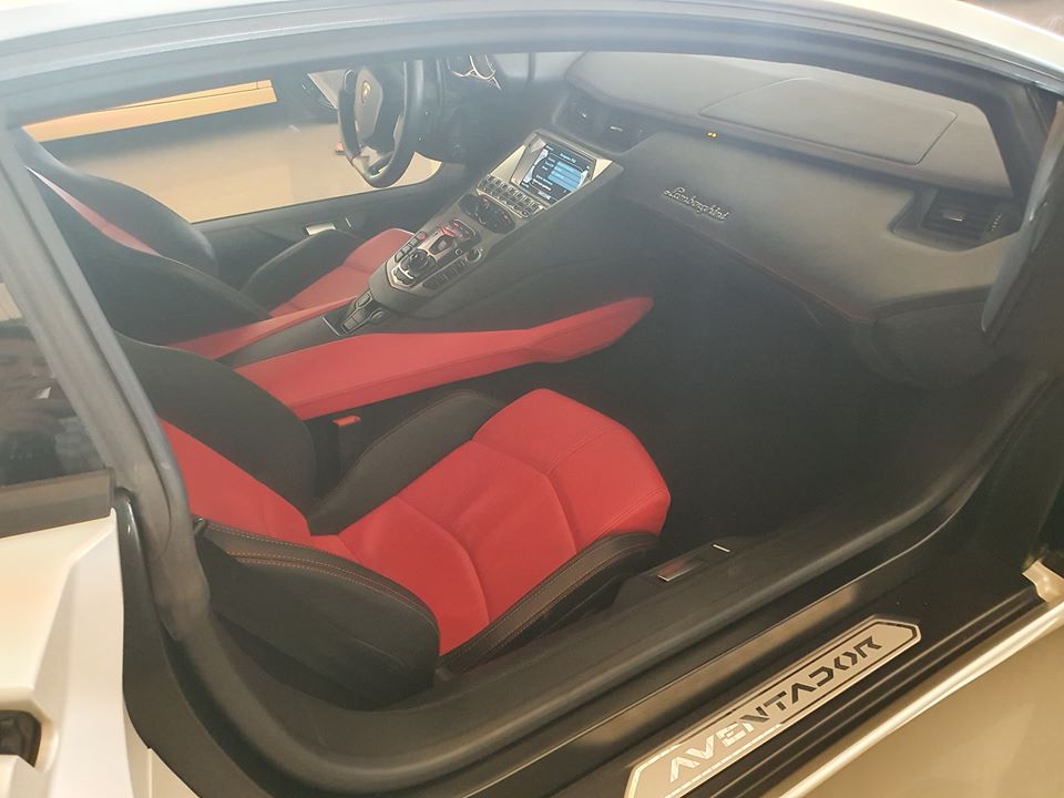 Chiếc Lamborghini Aventador LP700-4 này gần như mới tinh Chiếc Lamborghini Aventador LP700-4 này gần như mới tinh