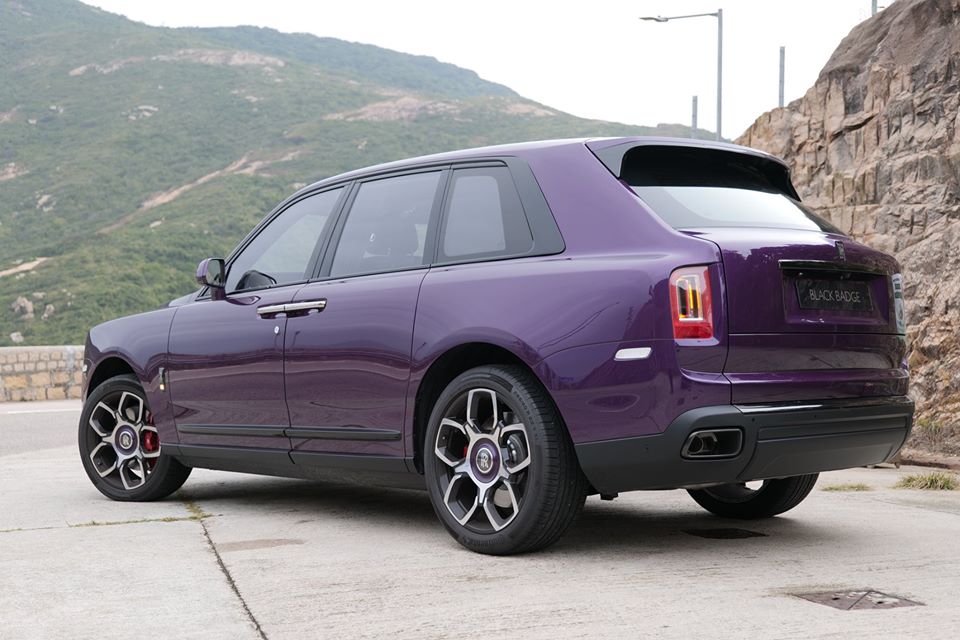 Bộ áo tím rất kén người chọn cho ngoại thất chiếc SUV siêu sang Rolls-Royce Cullinan, riêng phiên bản như Black Badge số xe Rolls-Royce Cullinan màu tím chỉ đếm trên đầu ngón tay. Bộ áo tím rất kén người chọn cho ngoại thất chiếc SUV siêu sang Rolls-Royce Cullinan, riêng phiên bản như Black Badge số xe Rolls-Royce Cullinan màu tím chỉ đếm trên đầu ngón tay.