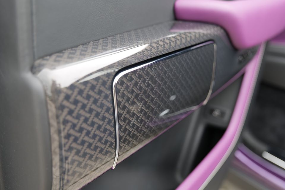 Điểm nhấn của xe còn có nhiều chi tiết carbon với hoa văn rất đẹp mắt theo ý của chủ xe và cả màu đen phối tím ở ghế ngồi. Điểm nhấn của xe còn có nhiều chi tiết carbon với hoa văn rất đẹp mắt theo ý của chủ xe và cả màu đen phối tím ở ghế ngồi.