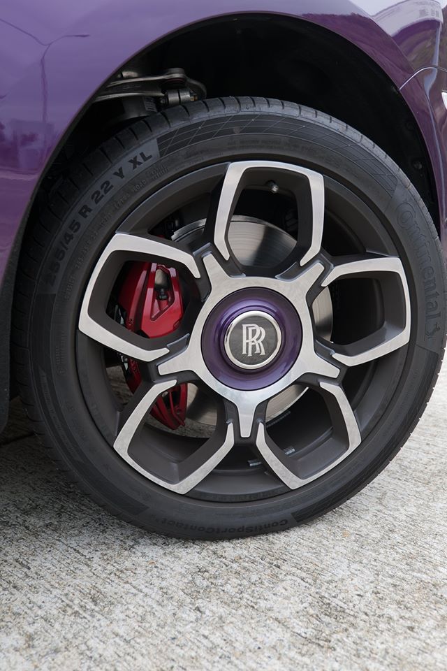 Bộ mâm 5 chấu kép của Royce Cullinan phiên bản Black Badge mới đến Hồng Kông còn có viền chụp mâm hoàn thành màu tím. La-zăng xe sơn 2 màu tương phản cùng kẹp phanh màu đỏ. Bộ mâm 5 chấu kép của Royce Cullinan phiên bản Black Badge mới đến Hồng Kông còn có viền chụp mâm hoàn thành màu tím. La-zăng xe sơn 2 màu tương phản cùng kẹp phanh màu đỏ.