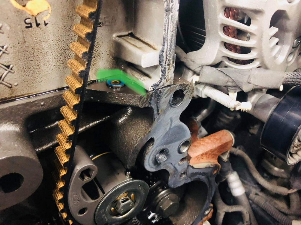Dầu rò rỉ tại bưởng đầu mặt cam của xe.